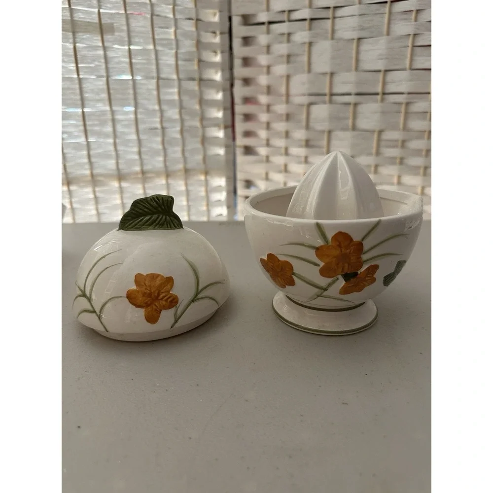 Vintage Ceramic Floral‎ Eggshell Shaped Juicer with Lid